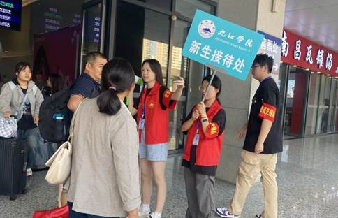 一群人站在商店门口AI 生成的内容可能不正确。