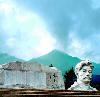 说明: 山上的建筑中度可信度描述已自动生成