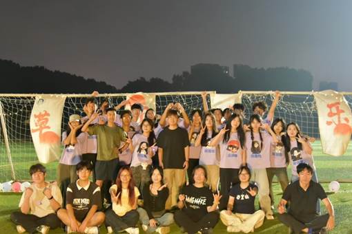 一群穿着运动服的人AI 生成的内容可能不正确。